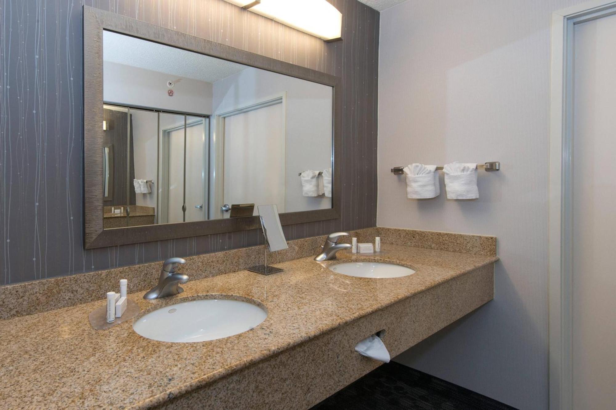 Courtyard By Marriott Albany Hotell Exteriör bild