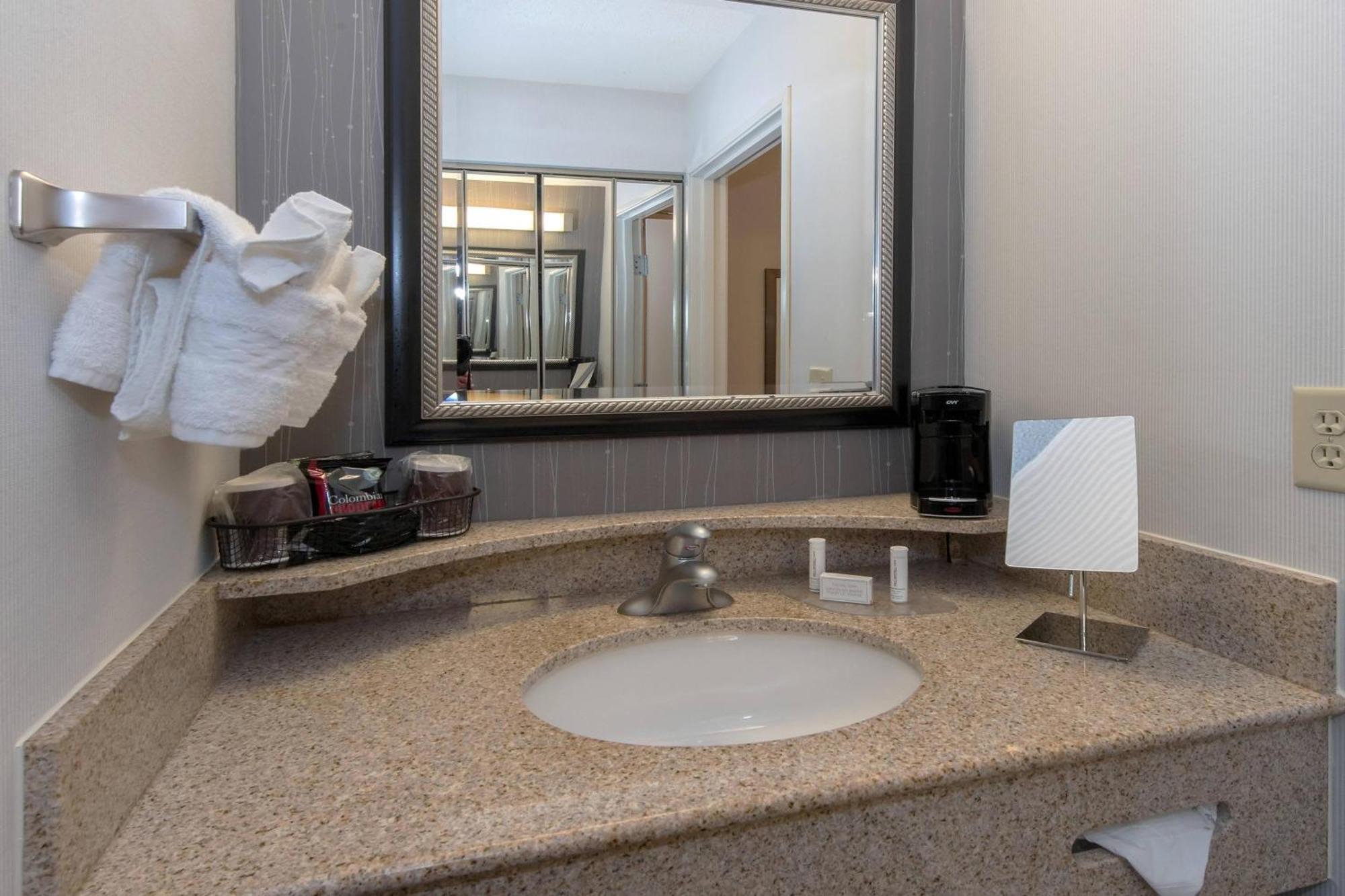 Courtyard By Marriott Albany Hotell Exteriör bild